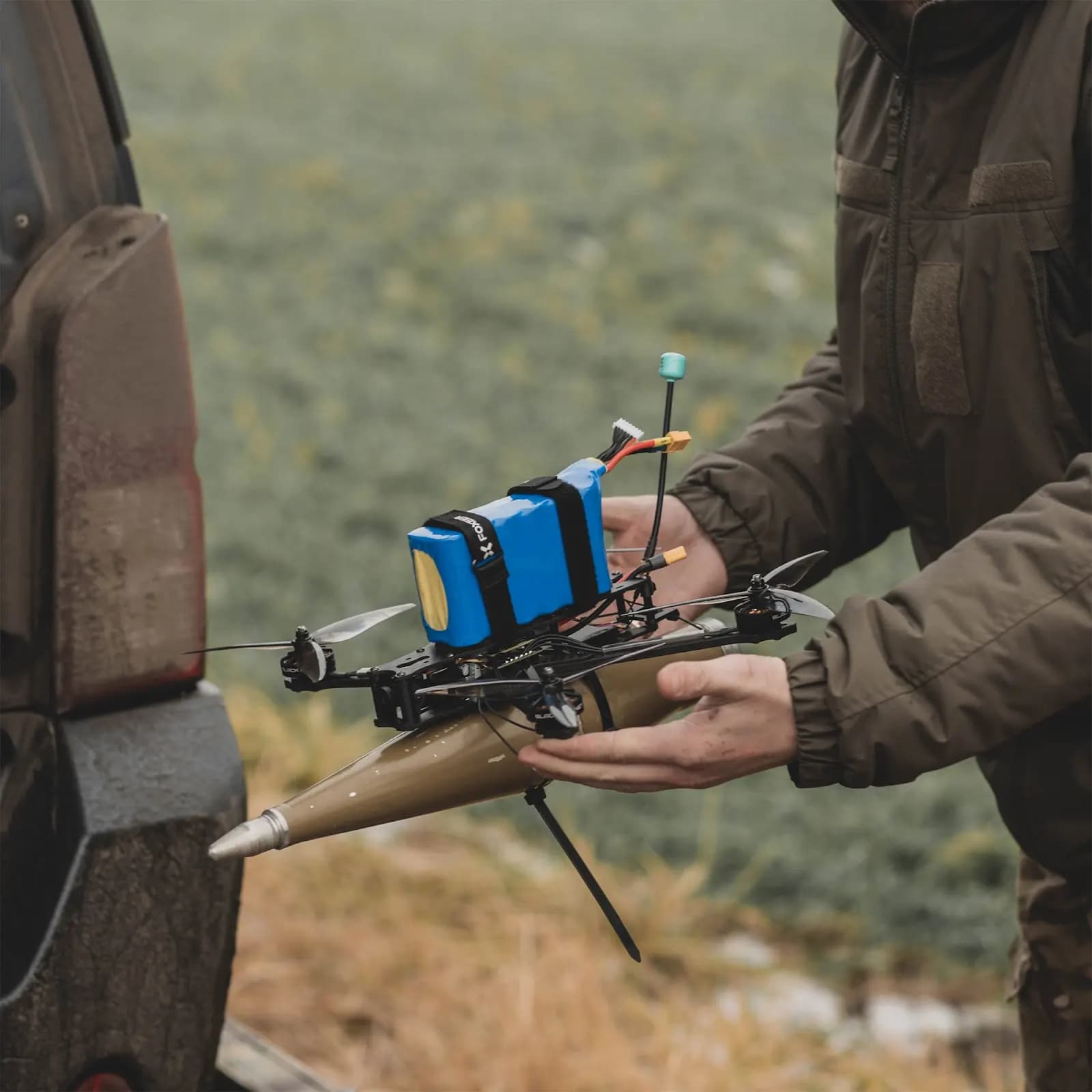 Dron FPV nad terenem