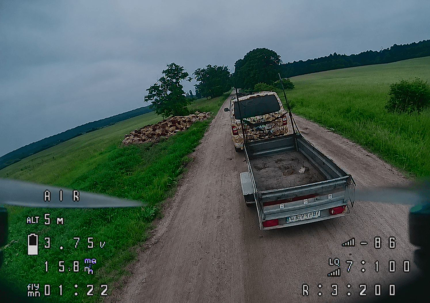 Dron FPV w locie treningowym