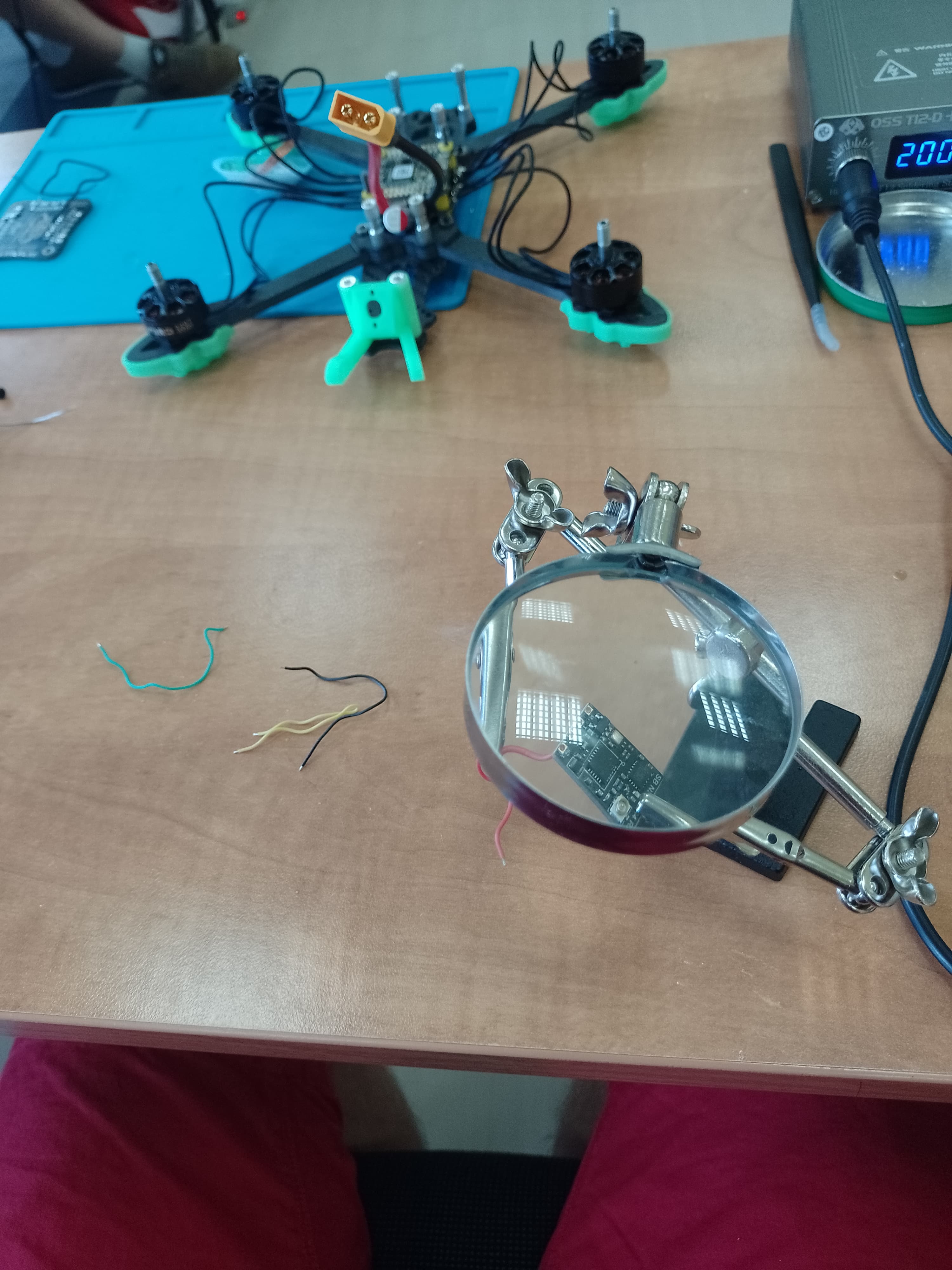 Uczestnik pracuje przy montażu drona FPV