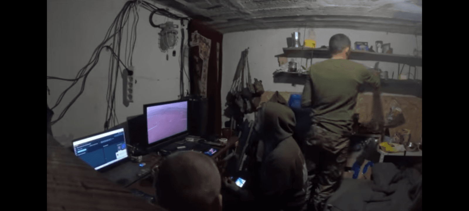 Stanowisko operatora drona pod ziemią